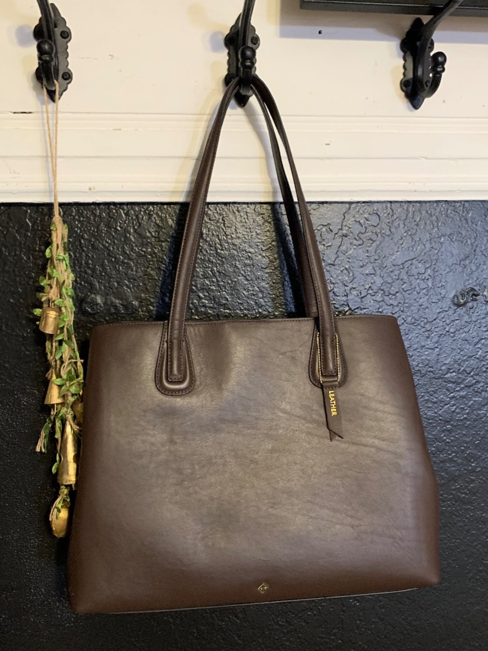 Antonio Melani chocolate brown leather handbag NWOT, multi pockets